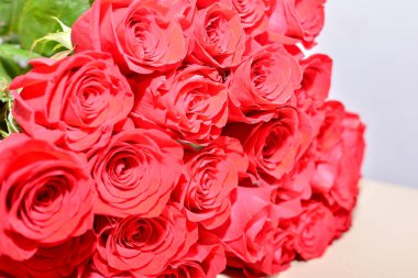 Taze gül çiçeklerinden oluşan buketi kapat.