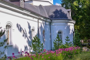 Ukrayna 'daki bahçeli kilise manzarası