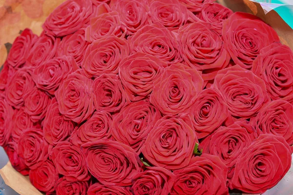 Taze gül çiçeklerinden oluşan buketi kapat.