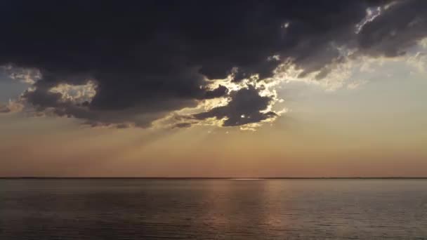 Eine Endlose Wasseroberfläche Mit Schnellen Wolken Zeitraffer — Stockvideo