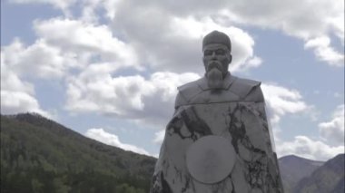 Anıt Roerich hızlı bulutlar arka planda. Timelapse.