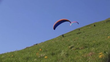 Hava spor yamaç paraşütü. uçan yerden