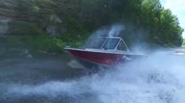 Fırtınalı bir nehrin teknedeki aşırı geçidi. Teknedeki akıntıların üstesinden gelmek.