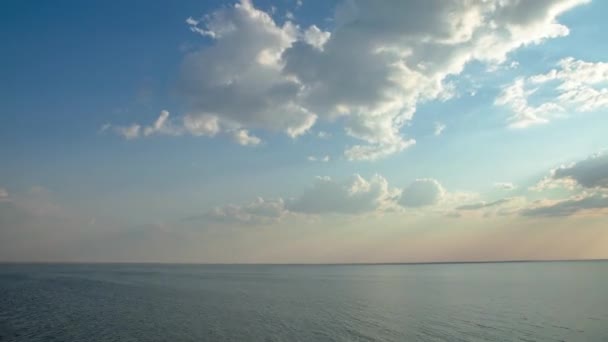 Hombre Yace Agua Lago Salado Tiempo Lapso Nubes Sobre Agua — Vídeos de Stock