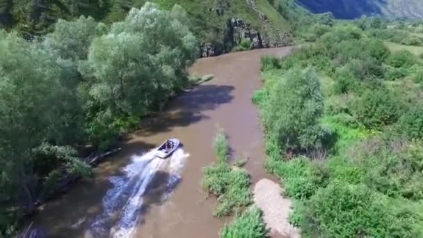 Die Stromschnellen Auf Dem Boot Überwinden — Stockvideo