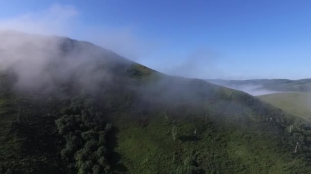 Πετούν Πάνω Από Βουνά Που Καλύπτονται Ομίχλη Ομίχλη Απλώνεται Πάνω — Αρχείο Βίντεο