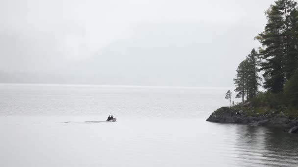 Una Barca Naviga Lungo Lago Montagna Nella Nebbia Del Mattino — Video Stock