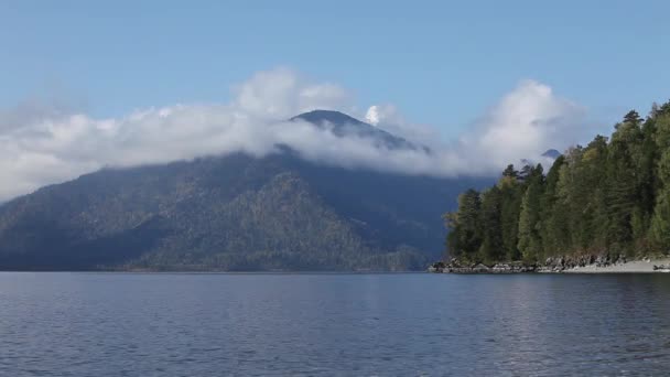 一个美丽的山湖 透明水冲刷石岸边 — 图库视频影像