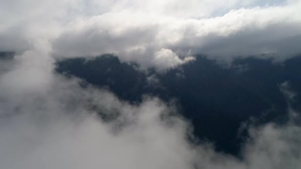 阿尔泰山脉的空中摄影 在云中飞翔 Katun 河谷风景如画的山水 随着山脉进入远方 — 图库视频影像