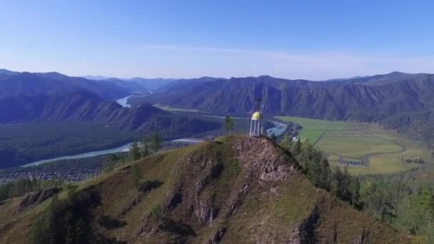 Katun 河谷的空中勘测 山顶上有一座教堂 越过一条山脉的山谷 — 图库视频影像