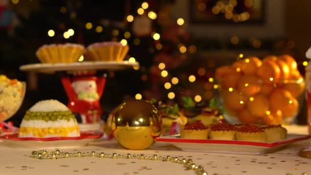 新年のクリスマス休日テーブル クリスマス気分 お祭りのライトをジンジャーブレッドハウス — ストック動画