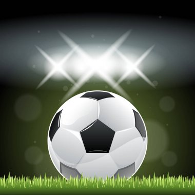 Futbol topu gece zamanında çimenlerin üzerinde