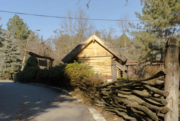 Maison en bois dans le parc de la Vallée des Roses, Chisinau City . — Photo