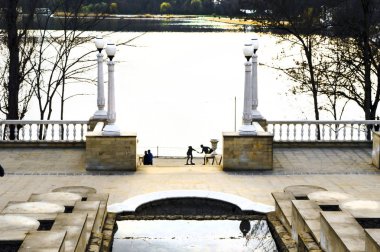 Merdiven ve çardak Eski Şehir Parkı içinde mimari kompozisyonu