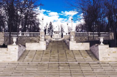 Merdiven ve çardak Eski Şehir Parkı içinde mimari kompozisyonu