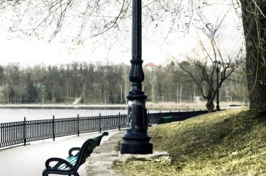 Göl kenarında eski fener