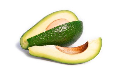 Avokado meyve beyaz izole arka plan üzerinde dilimler halinde dilimlenmiş