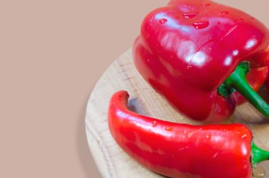 Tahta bir tahtada iki çeşit biber