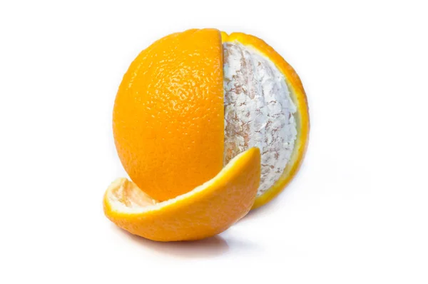 Färsk, skalad orange på vit isolerad bakgrund — Stockfoto