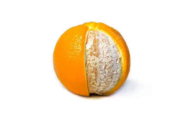 Laranja descascada fresca sobre fundo isolado branco — Fotografia de Stock