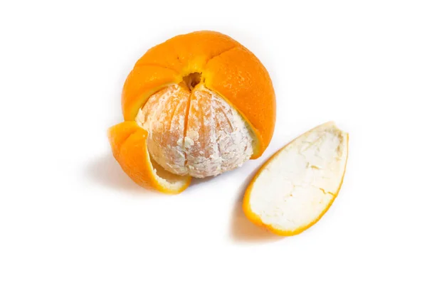 Laranja descascada sobre fundo isolado branco — Fotografia de Stock