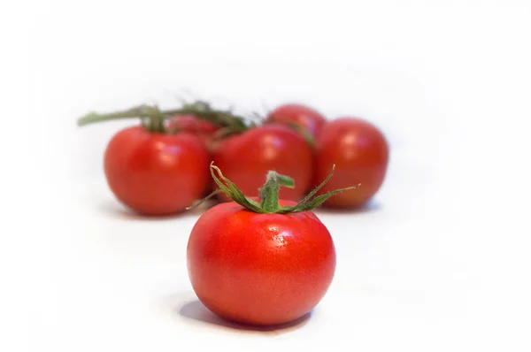 Několik třešňových rajčat na bílém izolovaném pozadí — Stock fotografie