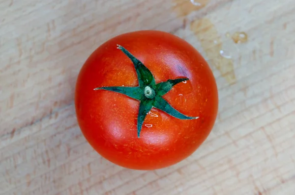 Tomate sobre fondo de madera —  Fotos de Stock