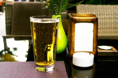 Bir restoranda bir masada taze bira dolu bardak