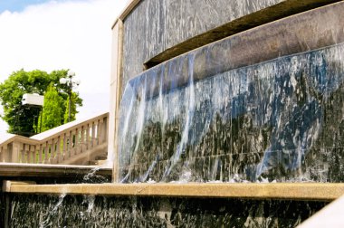 Bir şehir çeşmesinde akan su