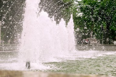 Çalışan çeşme eski parka su püskürtür.