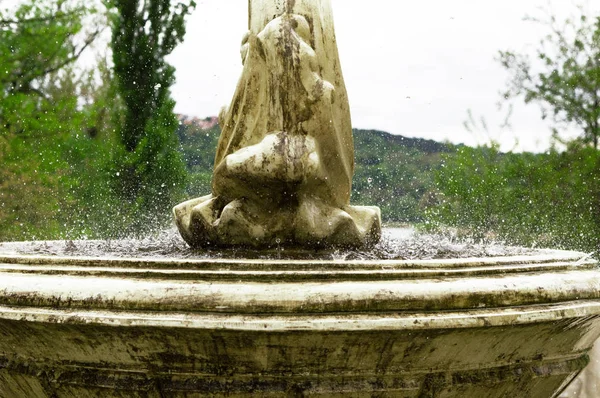 Salpicaduras de agua y gotas en la antigua fuente — Foto de Stock