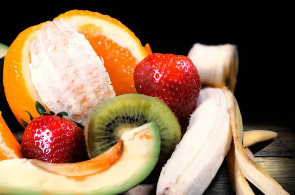 Nahaufnahme der Tafel mit Obst, Orange, Kiwi, Banane, Erdbeere und Avocado, Draufsicht — Stockfoto