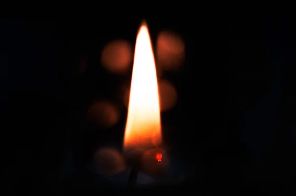 Candele di fuoco vicino su uno sfondo scuro . — Foto Stock