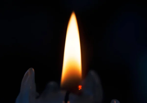 Solo una candela accesa al buio . — Foto Stock