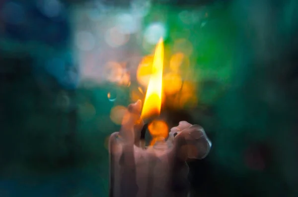 Astratto sfondo sfocato con una candela al centro — Foto Stock