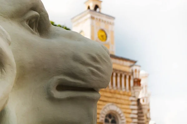 La tête d'une statue de lion sur le fond d'un bâtiment historique . — Photo