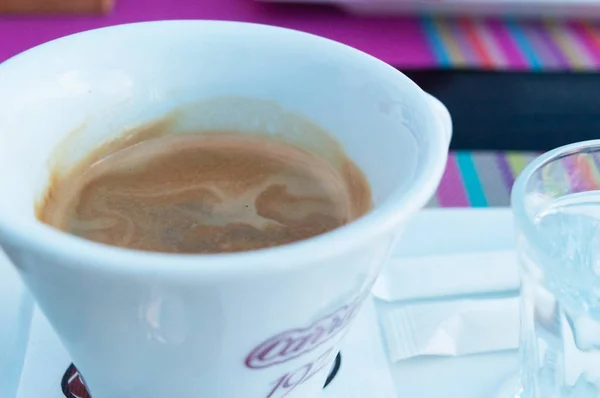 Une tasse de café à bout portant sur une table dans un café . — Photo