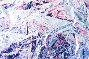 Farklı renklerde yansımaları ile buruşuk folyo