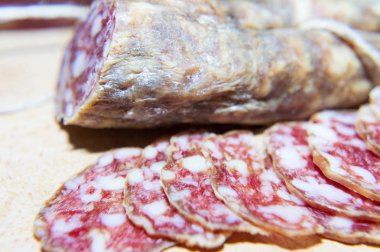 Dilimlenmiş kuru salam makro çekim