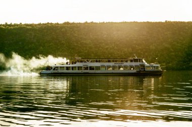 Nehirdeki bir teknede turist turu..