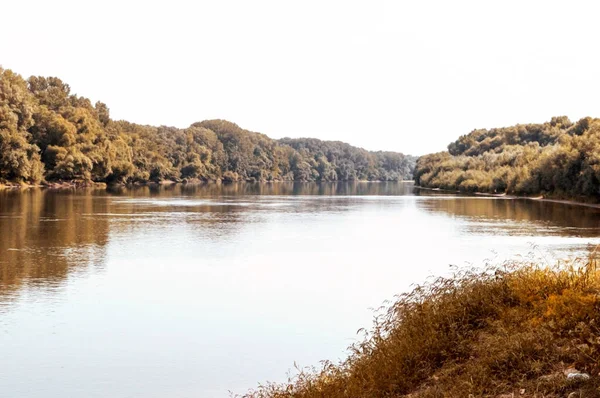 Herbstlandschaft am Fluss dnestr im September. — Stockfoto