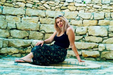 Sarı saçlı güzel bir kadının piercing görünüşü..