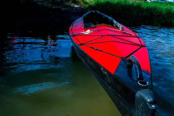 Łódź Taimen Kayak Rzece Jest Gotowa Wypłynięcia — Zdjęcie stockowe