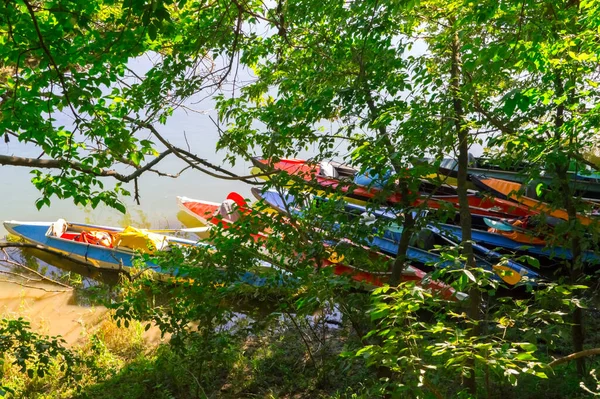 Kayak Móló Különböző Színekkel Folyóparton — Stock Fotó