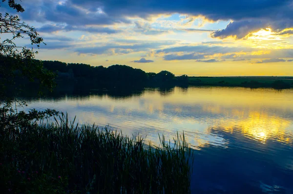 Необычно Красивый Закат Озере — стоковое фото