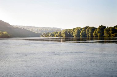 Sabah güneşinde Dinyester nehri kenarlarında güzel bir manzarayla.