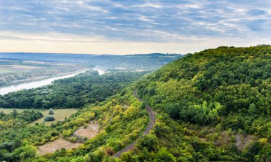 Tren yolu Dinyester nehrinin yanındaki kayalıklardan geçer..