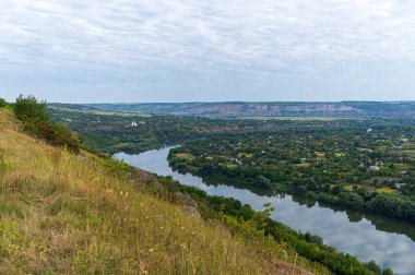 Dinyester Nehri 'nin kayalıkların yüksekliğinden görünüşü turistler tarafından yazın yapıldı..