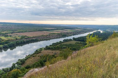 Yazın gün batımında Dinyester nehri boyunca turist rotası.