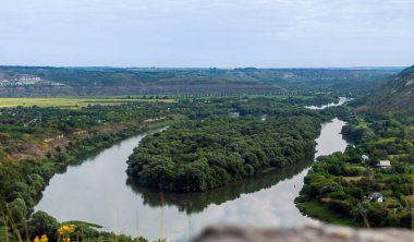 Dinyester nehrindeki kayaların yüksekliğinden olağandışı bir manzara..